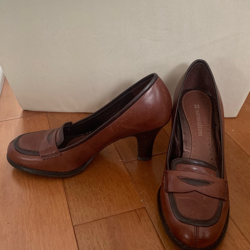 Naturalizer leather pumps